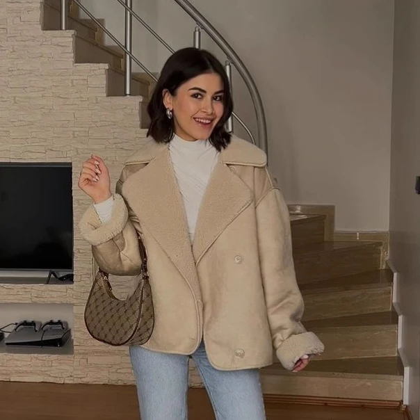 Damen Kurzjacke im Lammfell-Look mit Umlegekragen und seitlichen Eingrifftaschen Nord Taschen