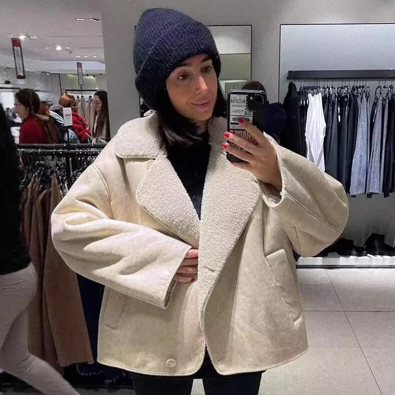 Damen Kurzjacke im Lammfell-Look mit Umlegekragen und seitlichen Eingrifftaschen Nord Taschen