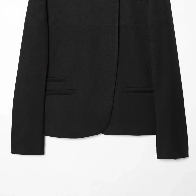 Damen Kurz geschnittener Blazer mit Stehkragen, asymmetrischem Verschluss und Paspeltaschen Nord Taschen