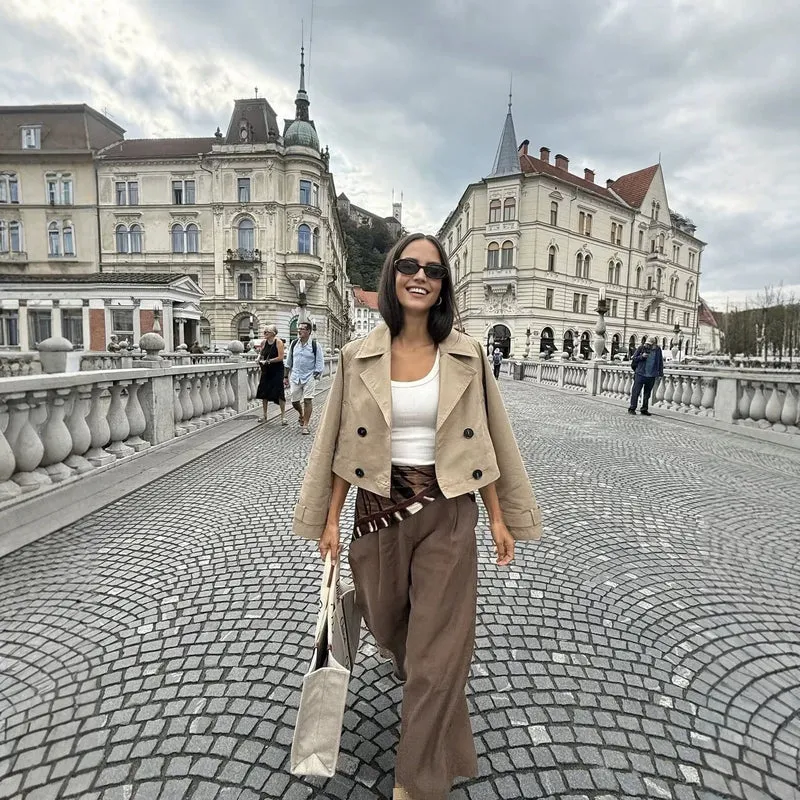 Damen Cropped Doppelreiher-Trenchjacke mit weitem Revers, Epauletten und boxy Schnitt Nord Taschen
