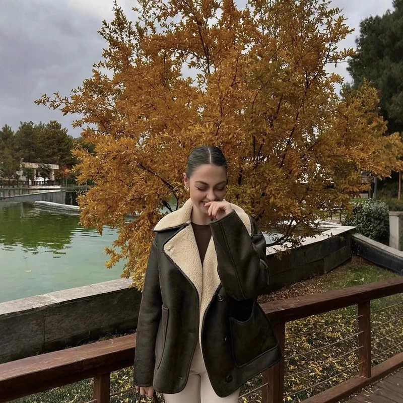 Damen Kurzjacke im Boxy Cut aus Veloursimitat mit Teddyfutter und großen Pattentaschen Nord Taschen