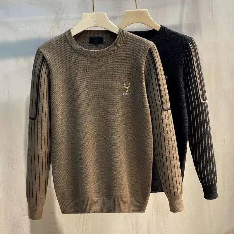Herren Strickpullover mit gestreiften Rippenärmeln und gesticktem Hirschlogo Nord Taschen