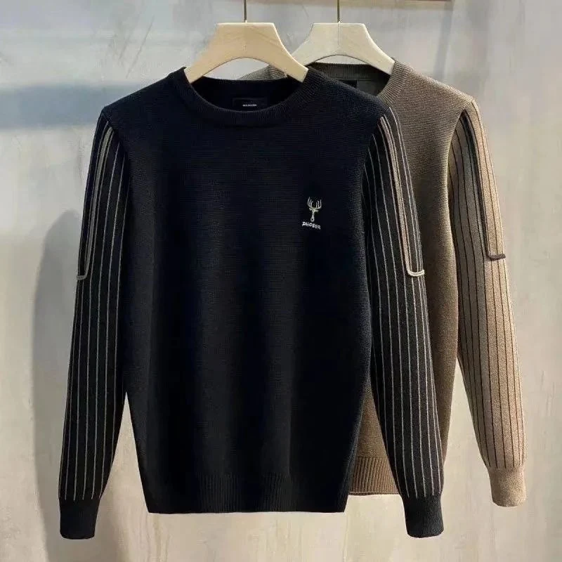 Herren Strickpullover mit gestreiften Rippenärmeln und gesticktem Hirschlogo Nord Taschen