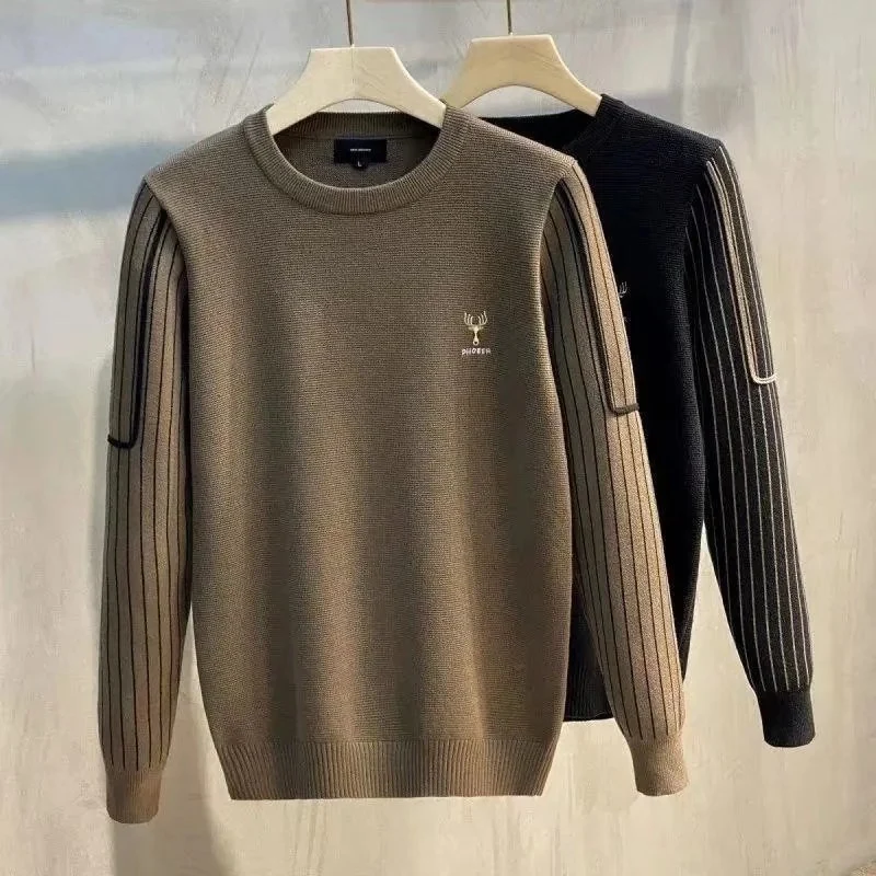 Herren Strickpullover mit gestreiften Rippenärmeln und gesticktem Hirschlogo Nord Taschen
