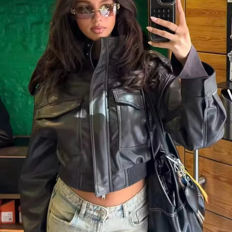 Damen Kurzgeschnittener Lederbomber mit hohem Stehkragen, Schulterriegeln und Pattentaschen Nord Taschen