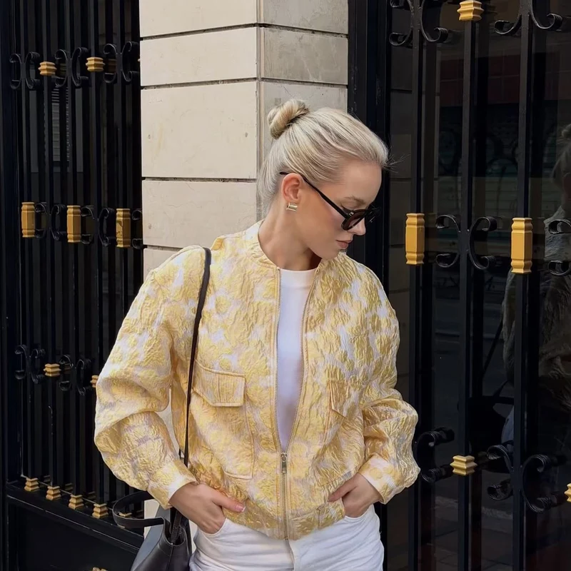 Damen Kurz geschnittene Stepp‑Bomberjacke mit floraler Jacquard‑Textur, elastischem Saum und Pattentaschen Nord Taschen