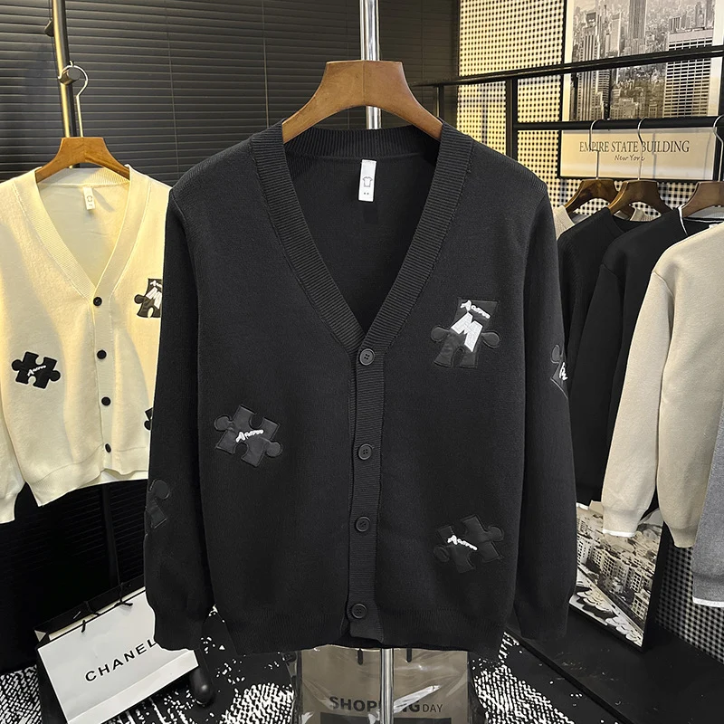 Herren Strick-Cardigan mit V‑Ausschnitt und dekorativen Puzzle‑Applikationen Nord Taschen