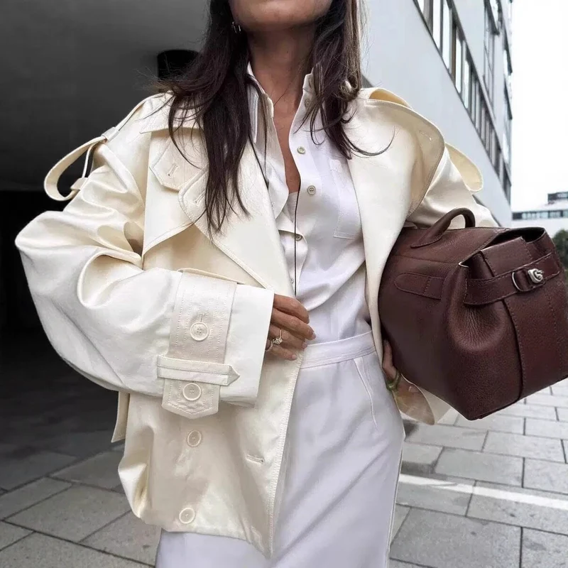 Damen Kurzer Boxy-Doppelreiher Trench mit Tunnelzug und dekorativen Schulterriegeln Nord Taschen