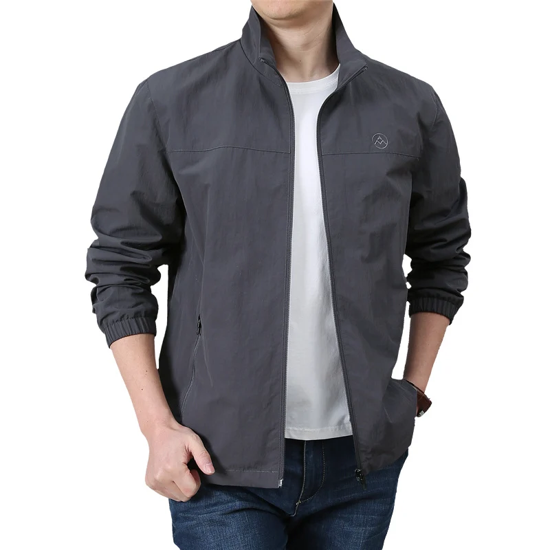 Herren Leichte urbane Windjacke mit Stehkragen, elastischen Bündchen und seitlichen Reißverschlusstaschen Nord Taschen