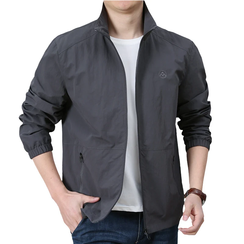 Herren Leichte urbane Windjacke mit Stehkragen, elastischen Bündchen und seitlichen Reißverschlusstaschen Nord Taschen