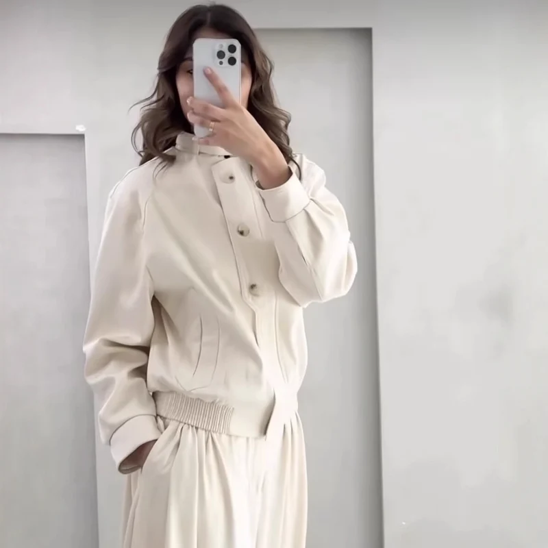 Damen Kurz geschnittene Blousonjacke aus softem Scuba‑Stoff mit Stehkragen und Zierknopfleiste Nord Taschen