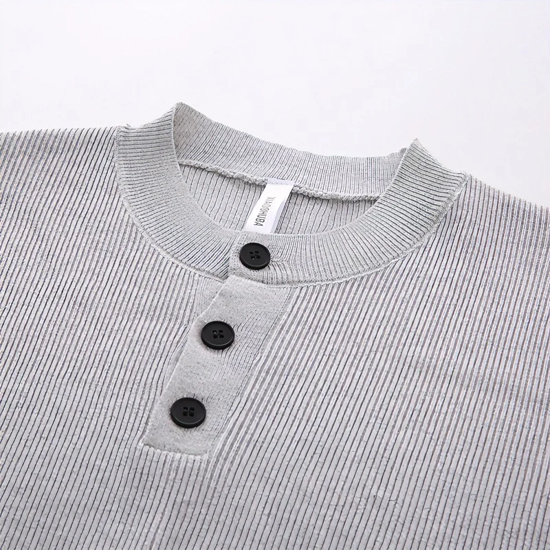 Unisex Oversized Rippen-Henley-Pullover mit verlängertem Rückensaum und 3-Knopf-Leiste Nord Taschen