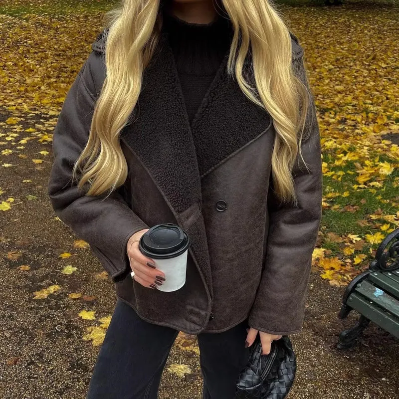 Damen Kastenförmige Kurzjacke aus Velourslederimitat mit Teddykragen und verdeckter Knopfleiste Nord Taschen