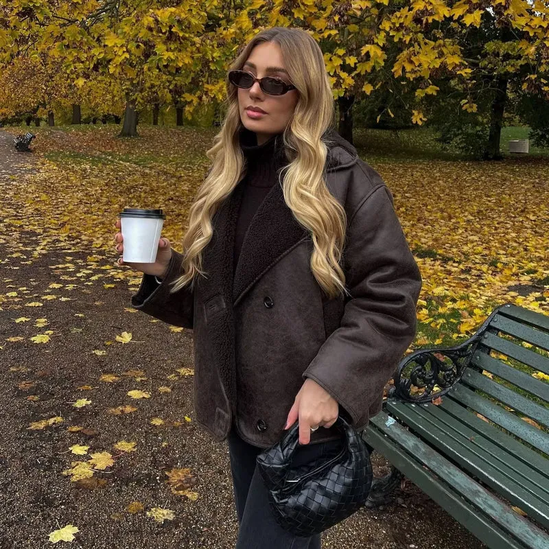 Damen Kastenförmige Kurzjacke aus Velourslederimitat mit Teddykragen und verdeckter Knopfleiste Nord Taschen