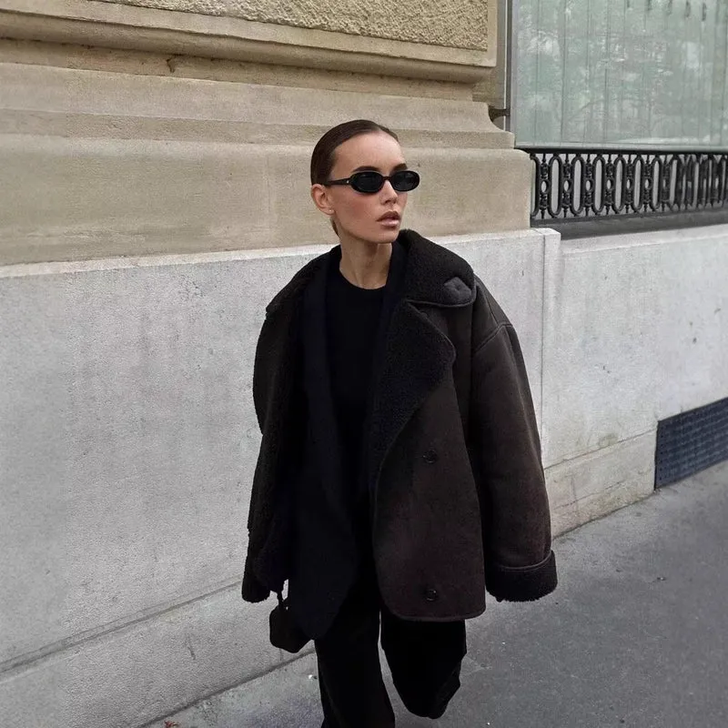 Damen Kastenförmige Kurzjacke aus Velourslederimitat mit Teddykragen und verdeckter Knopfleiste Nord Taschen