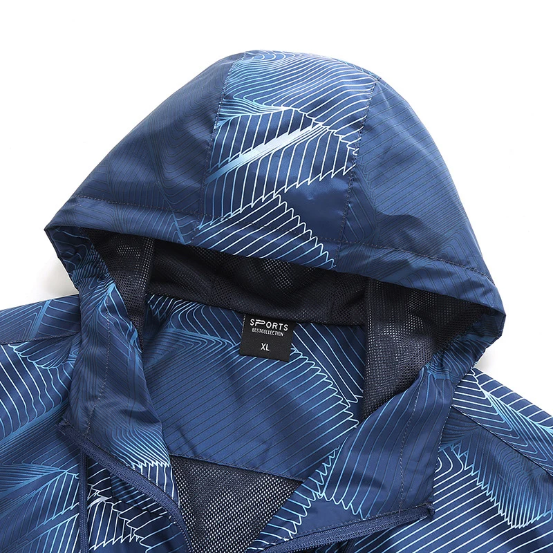 Herren Leichte Kapuzen-Windbreakerjacke mit grafischem Allover-Print und Packfunktion Nord Taschen