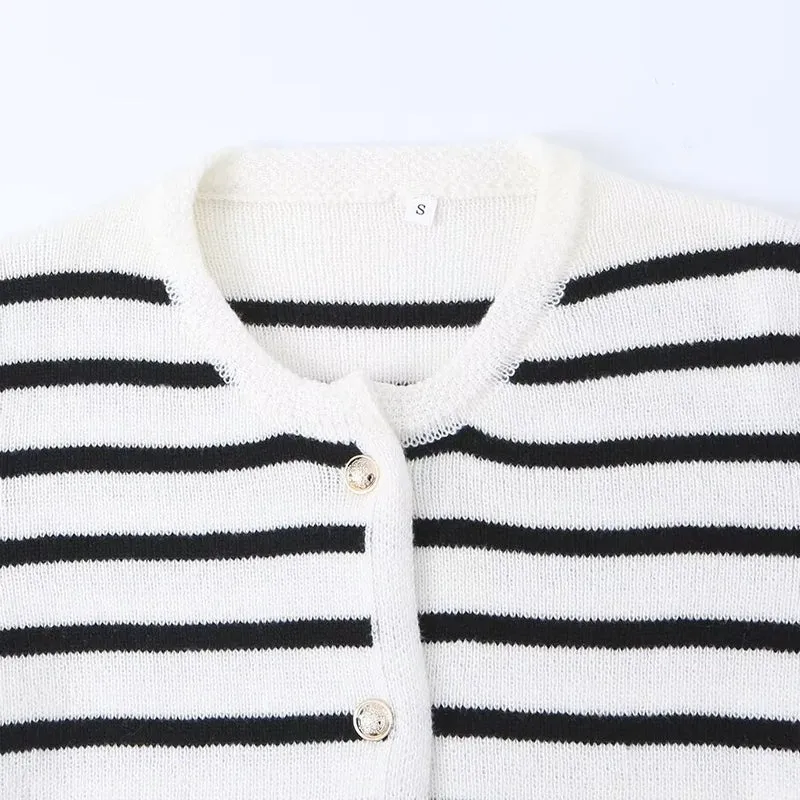 Damen Gestreifte Strickjacke mit Rundhalsausschnitt, Zierknopfleiste und aufgesetzten Taschen Nord Taschen