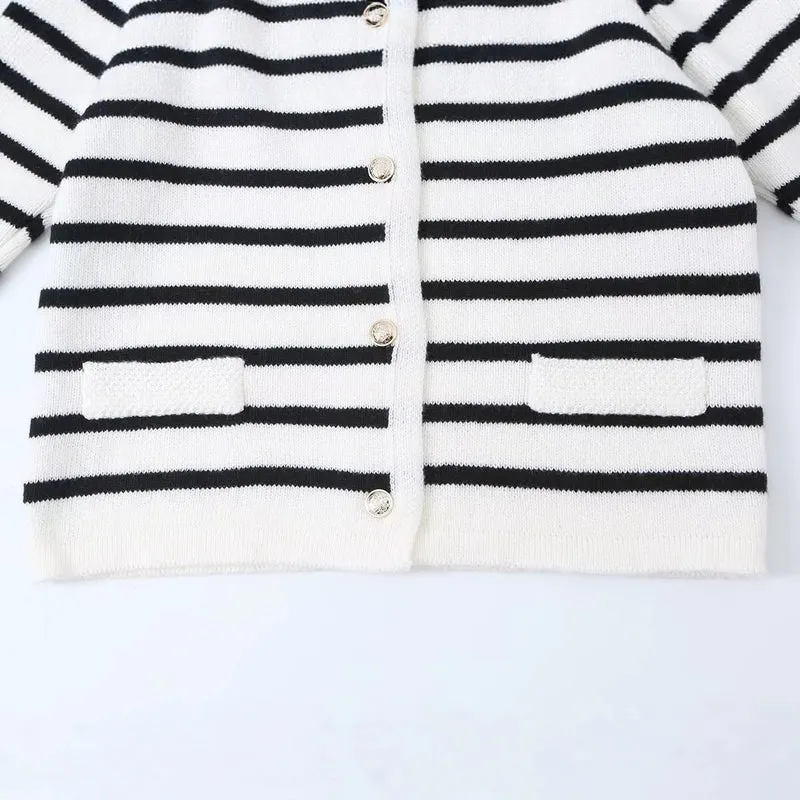 Damen Gestreifte Strickjacke mit Rundhalsausschnitt, Zierknopfleiste und aufgesetzten Taschen Nord Taschen