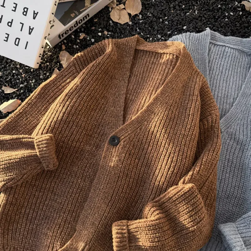 Unisex Grobstrick-Cardigan im Oversize-Schnitt mit tiefem V-Ausschnitt und markanter Knopfleiste Nord Taschen