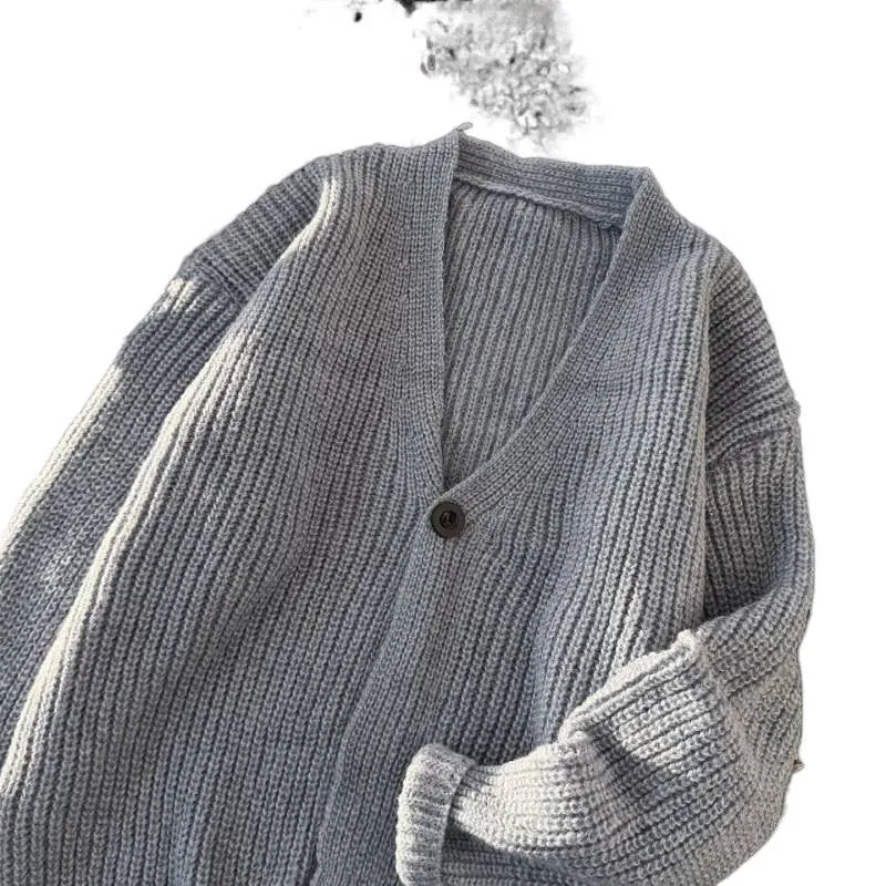 Unisex Grobstrick-Cardigan im Oversize-Schnitt mit tiefem V-Ausschnitt und markanter Knopfleiste Nord Taschen