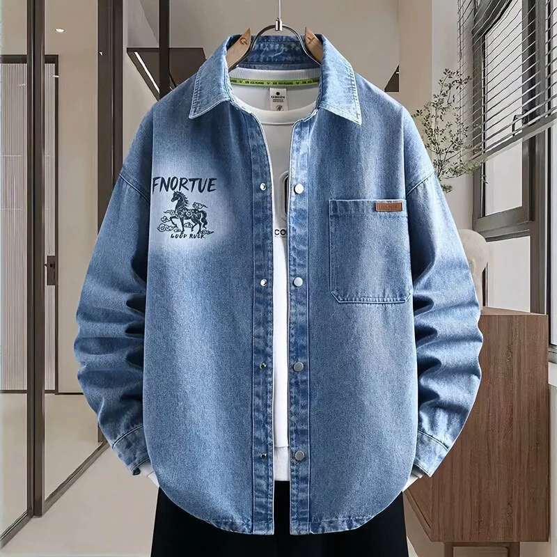Herren Locker geschnittene Denim-Hemdenjacke mit künstlerischem Rückenprint und Overshirt-Schnitt Nord Taschen