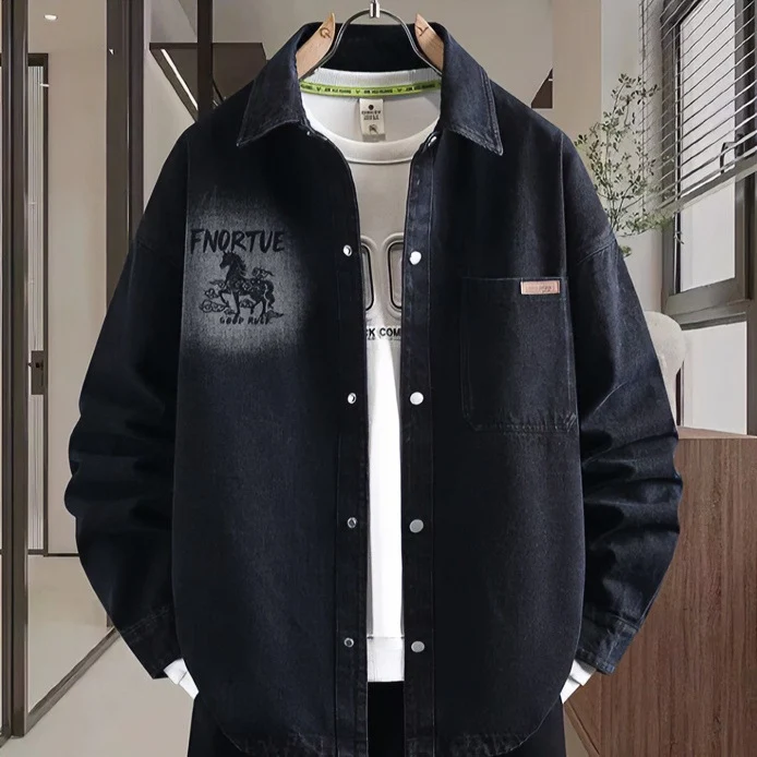 Herren Locker geschnittene Denim-Hemdenjacke mit künstlerischem Rückenprint und Overshirt-Schnitt Nord Taschen
