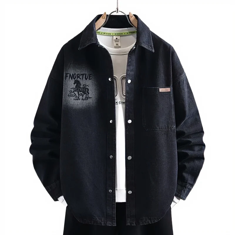 Herren Locker geschnittene Denim-Hemdenjacke mit künstlerischem Rückenprint und Overshirt-Schnitt Nord Taschen