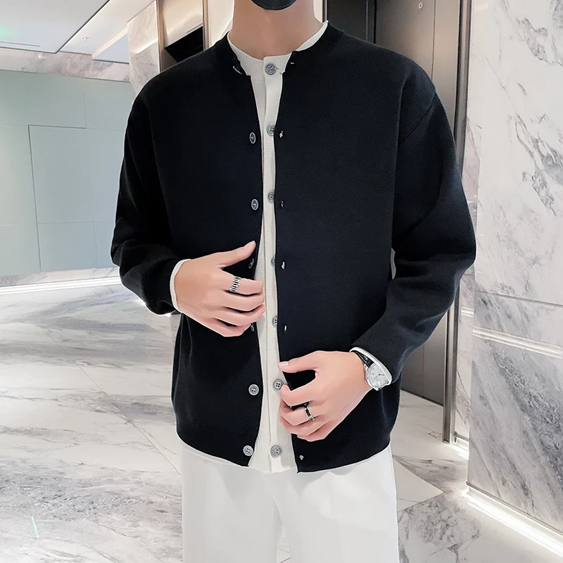 Herren Leichter Feinstrick-Cardigan mit Rundhals, Minimaler Optik und Kontrastknopfleiste Nord Taschen