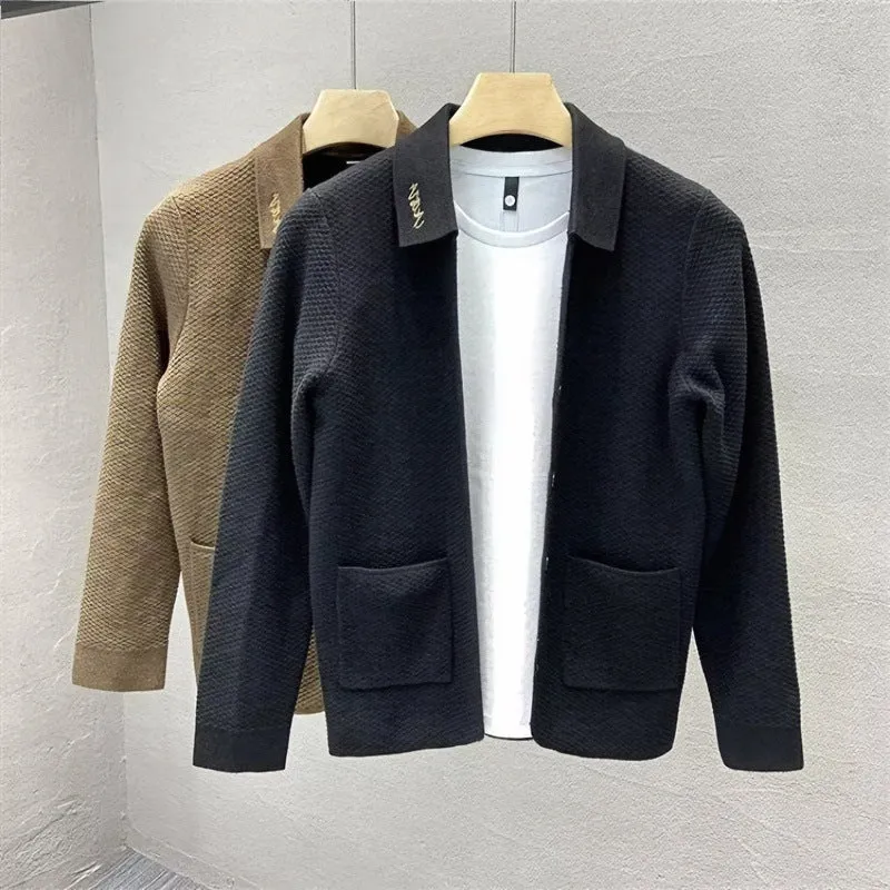 Herren Strukturiertes Strickcardigan mit Hemdkragen, Knopfleiste und aufgesetzten Taschen Nord Taschen