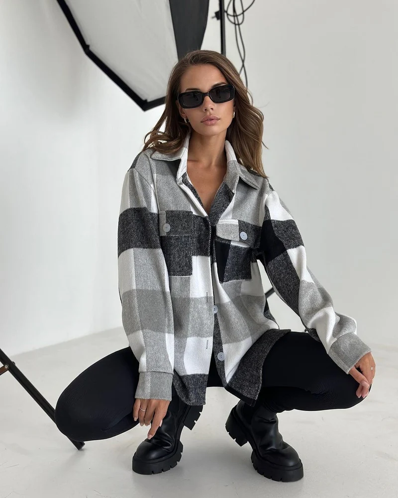 Damen Karierter Overshirt im Shacket-Stil mit Saumtaschen und Knopfverschluss Nord Taschen