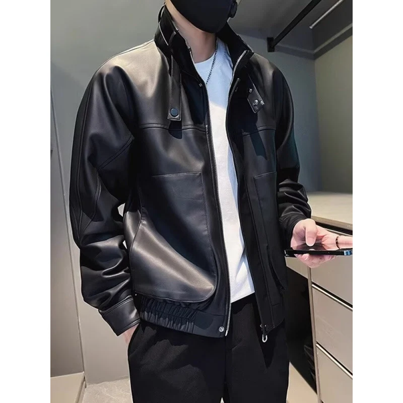 Herren Biker-inspirierte Kunstleder-Bomberjacke mit Stehkragen und elastischem Saum Nord Taschen