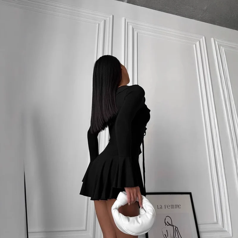 Damen Figurbetontes Rüschen‑Minikleid mit V‑Ausschnitt, Bindeband und Glockenärmeln Nord Taschen