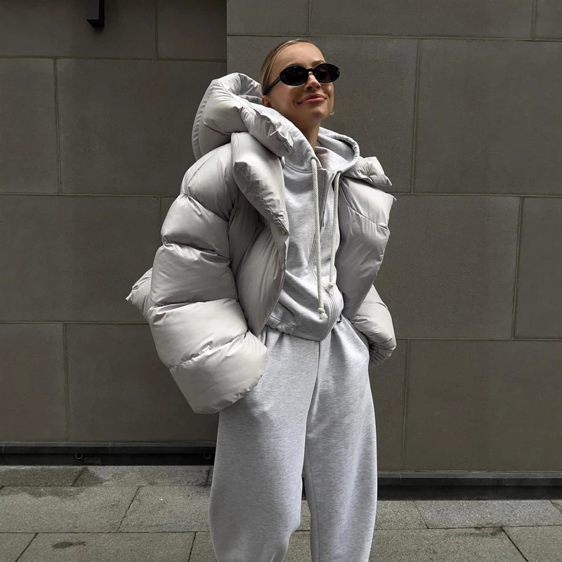 Damen extravagante Oversize Steppdaunenjacke mit extravoluminöser Kapuze Nord Taschen