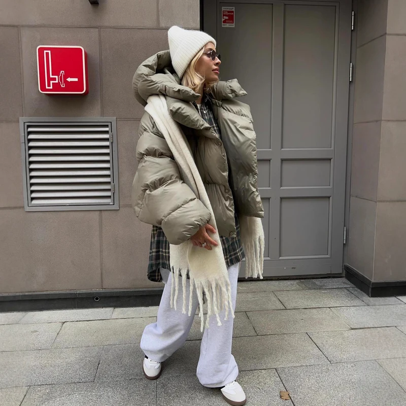 Damen extravagante Oversize Steppdaunenjacke mit extravoluminöser Kapuze Nord Taschen