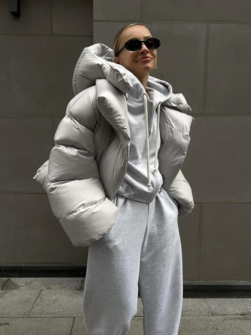 Damen extravagante Oversize Steppdaunenjacke mit extravoluminöser Kapuze Nord Taschen