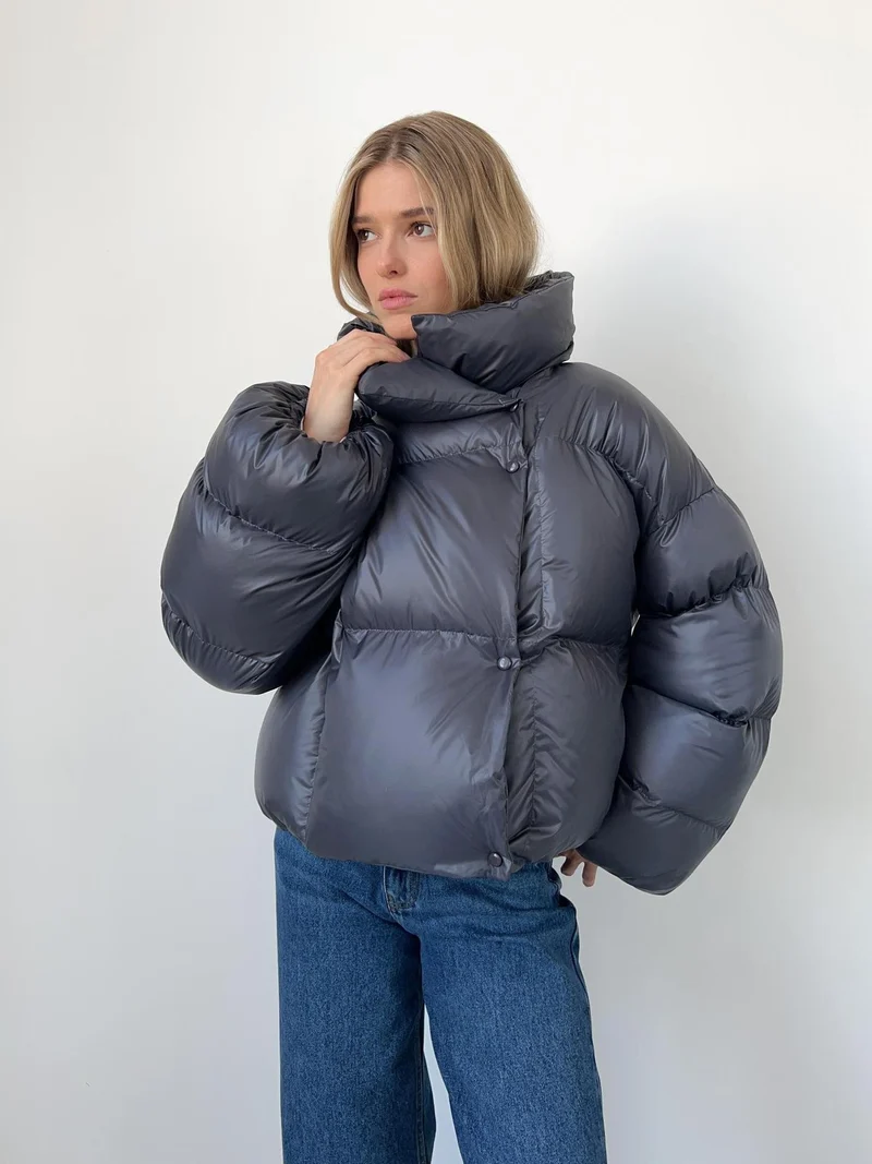 Damen extravagante Oversize Steppdaunenjacke mit extravoluminöser Kapuze Nord Taschen