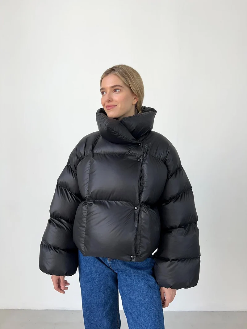 Damen extravagante Oversize Steppdaunenjacke mit extravoluminöser Kapuze Nord Taschen