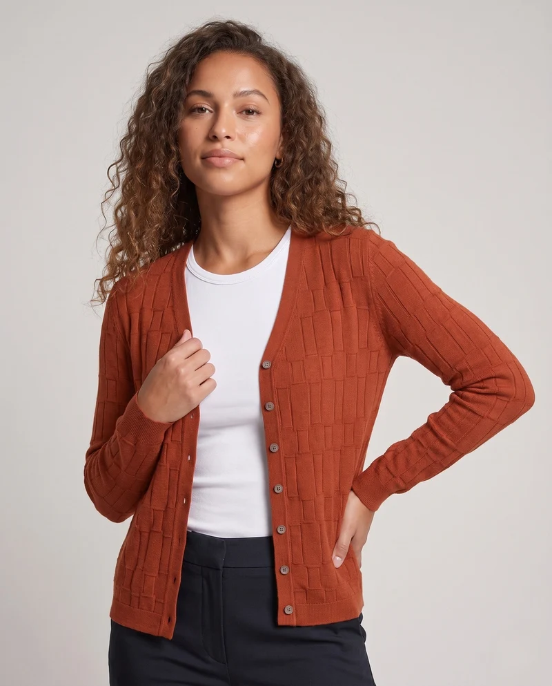 Damen Feinstrick-Cardigan mit V-Ausschnitt, strukturierter Blockoptik und durchgehender Knopfleiste Nord Taschen
