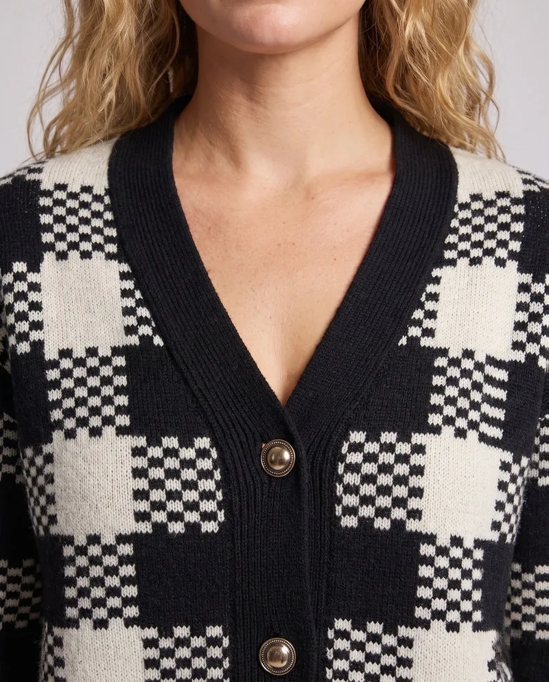 Damen Karierter Strick-Cardigan mit V‑Ausschnitt, Oversize‑Silhouette und dekorativen Knöpfen Nord Taschen