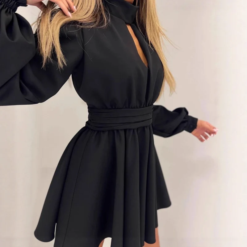 Damen Elegantes Kurzkleid mit Stehkragen, Cut-Out, weitem Glockenrock und Taillenschärpe Nord Taschen