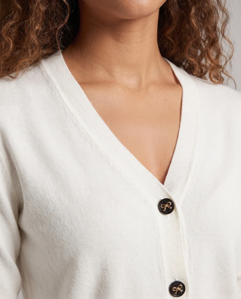 Damen Feinstrick-Cardigan in Taillenlänge mit floraler Schmuckknopfleiste Nord Taschen