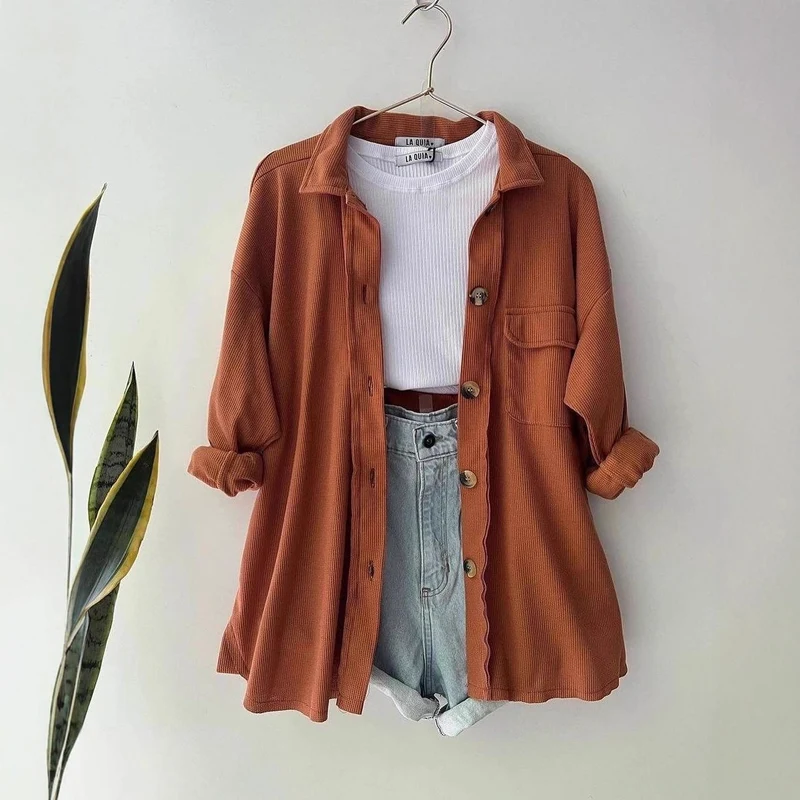 Damen Oversized Cordhemdjacke aus Breitcord mit Brusttasche und Holzknöpfen Nord Taschen
