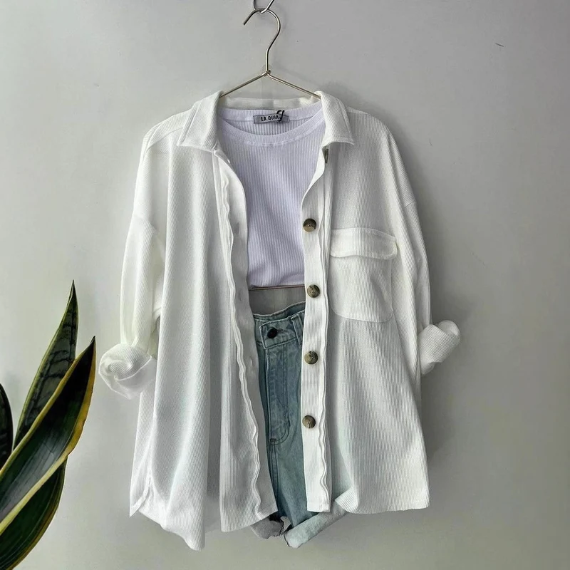 Damen Oversized Cordhemdjacke aus Breitcord mit Brusttasche und Holzknöpfen Nord Taschen