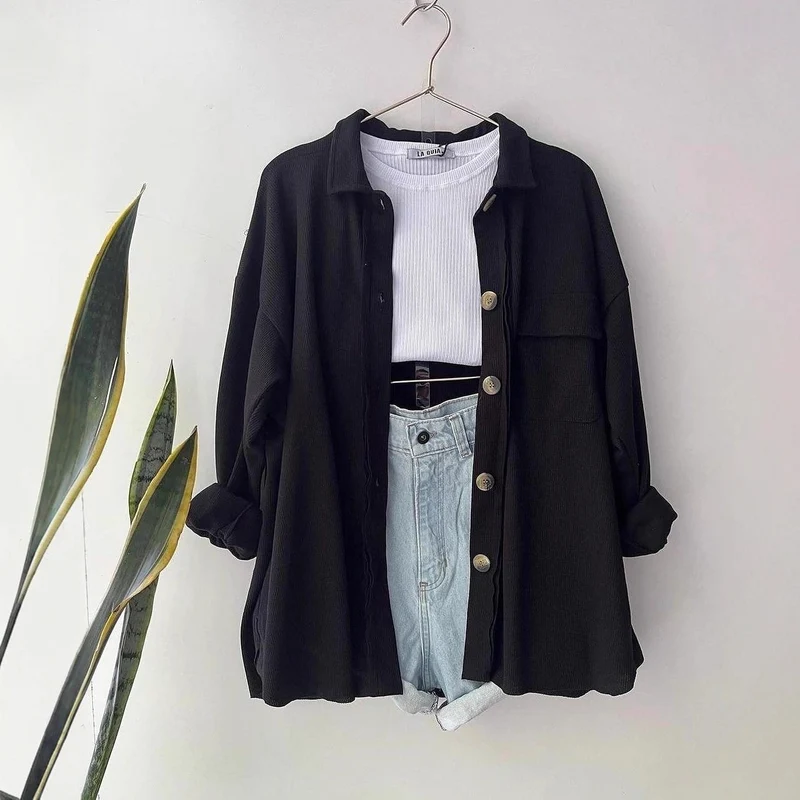 Damen Oversized Cordhemdjacke aus Breitcord mit Brusttasche und Holzknöpfen Nord Taschen
