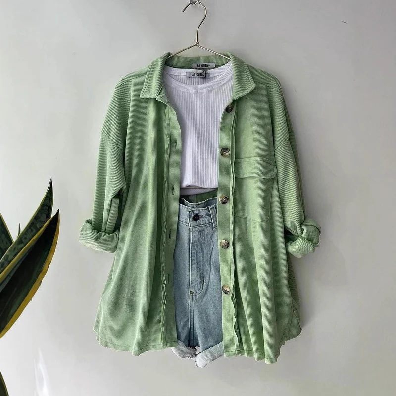 Damen Oversized Cordhemdjacke aus Breitcord mit Brusttasche und Holzknöpfen Nord Taschen