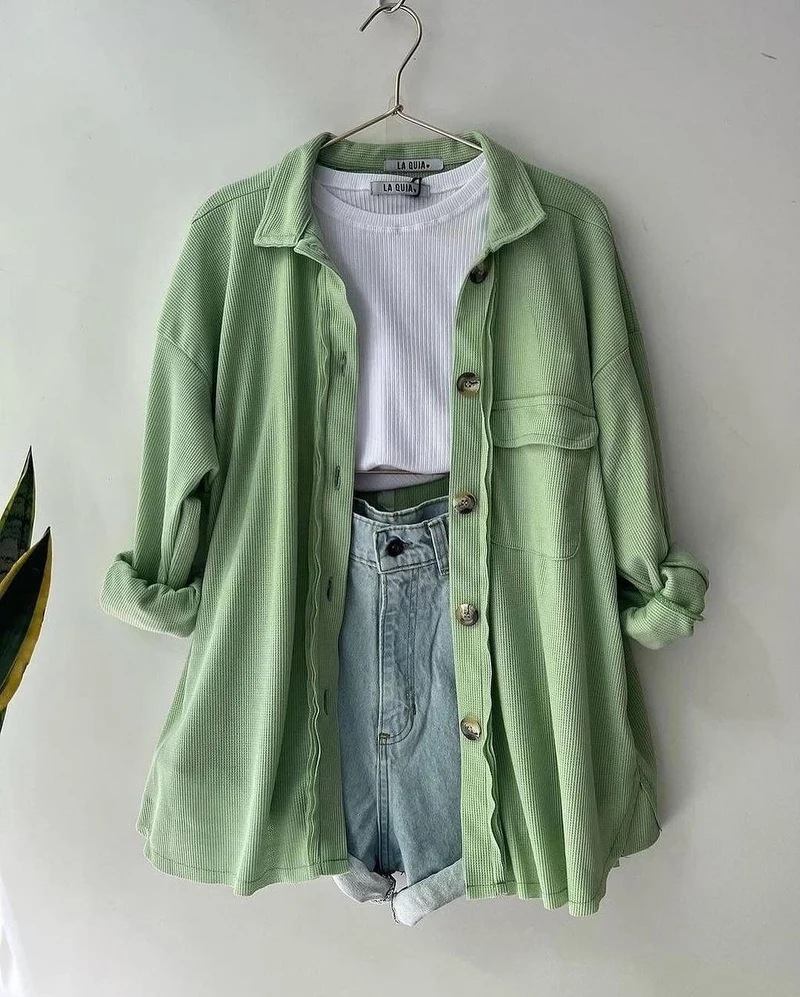 Damen Oversized Cordhemdjacke aus Breitcord mit Brusttasche und Holzknöpfen Nord Taschen