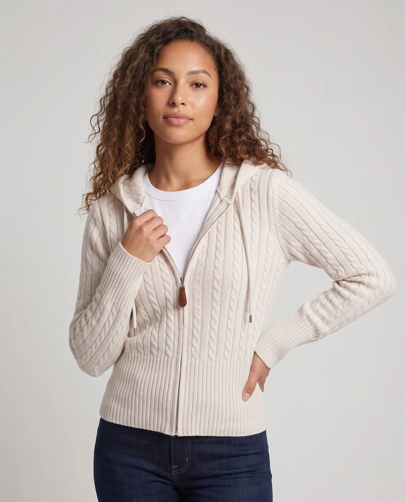 Damen Kapuzen-Zopfstrick-Cardigan mit Reißverschluss, schmaler Rippenbund und Leder-Zipperanhänger Nord Taschen