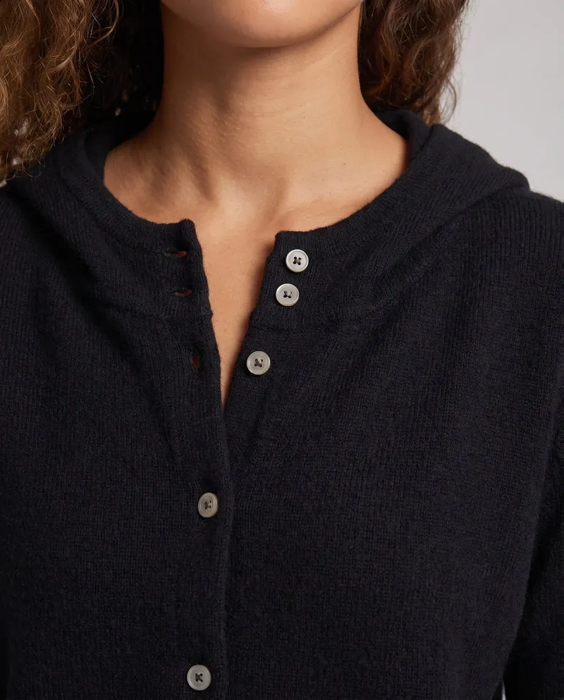 Damen Kapuzen‑Strickjacke mit durchgehender Knopfleiste und kastiger Oversize‑Silhouette Nord Taschen