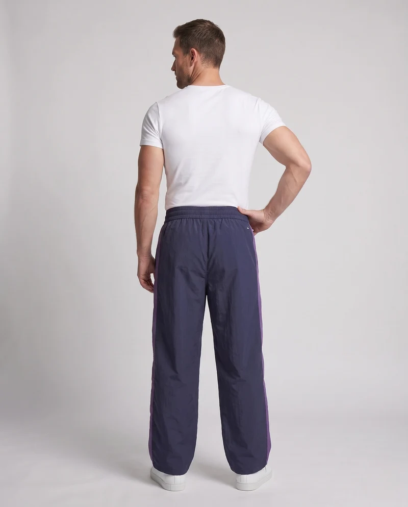 Herren Weite Nylon-Trainingshose im Retro-Sportstil mit elastischem Bund, Tunnelzug & Kontrast-Einsätzen Nord Taschen