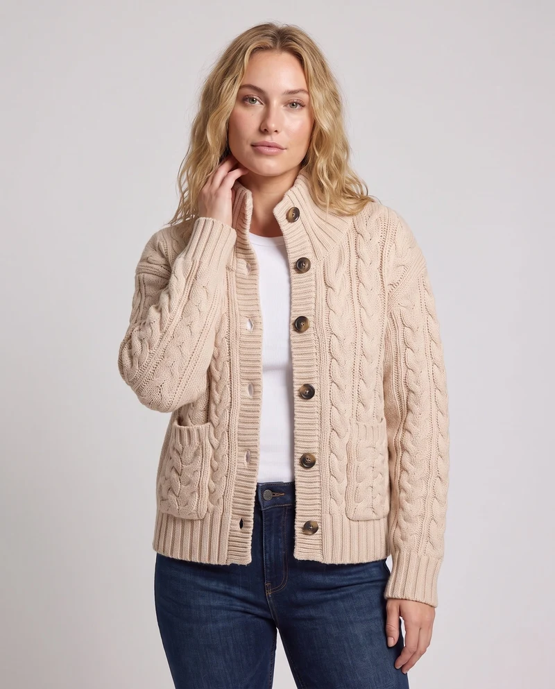 Damen Grobstrick-Cardigan mit Zopfmuster, hohem Rippkragen und aufgesetzten Taschen Nord Taschen